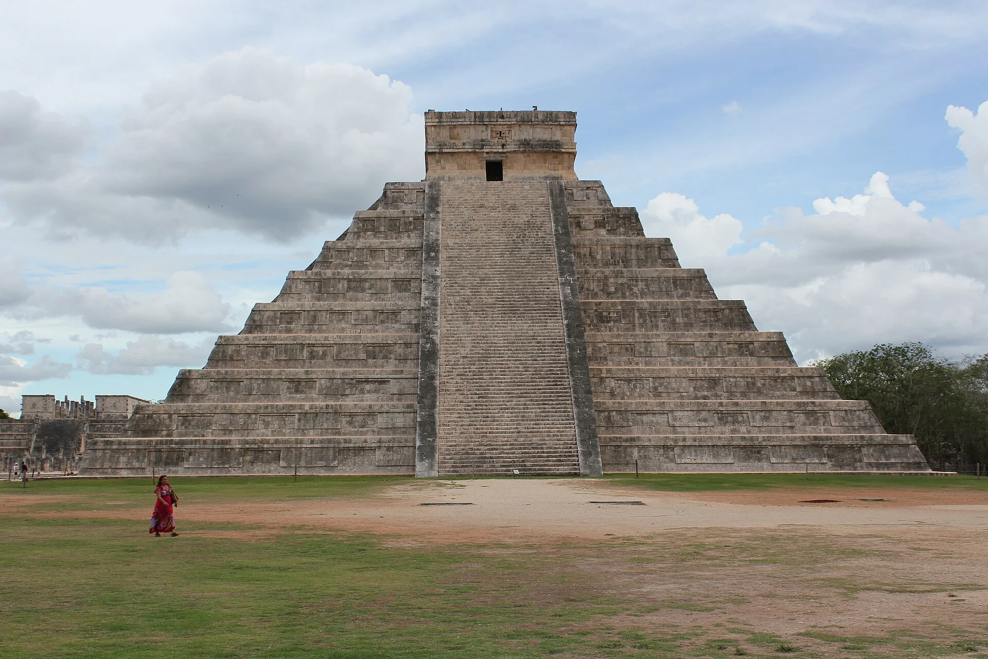 Pirámide del Sol de Teotihuacán con la Calzada de los Muertos