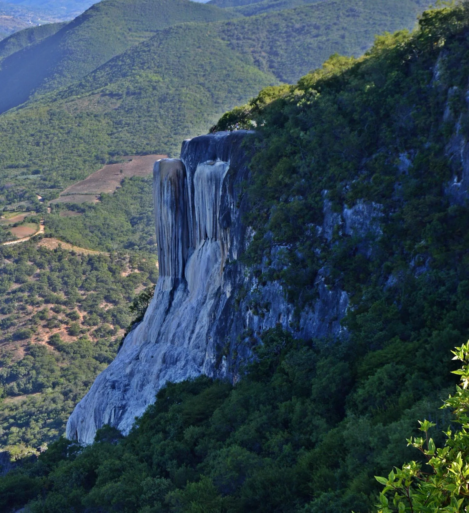Cascadas petrificadas de Hierve el Agua con el Valle de Oaxaca al fondo