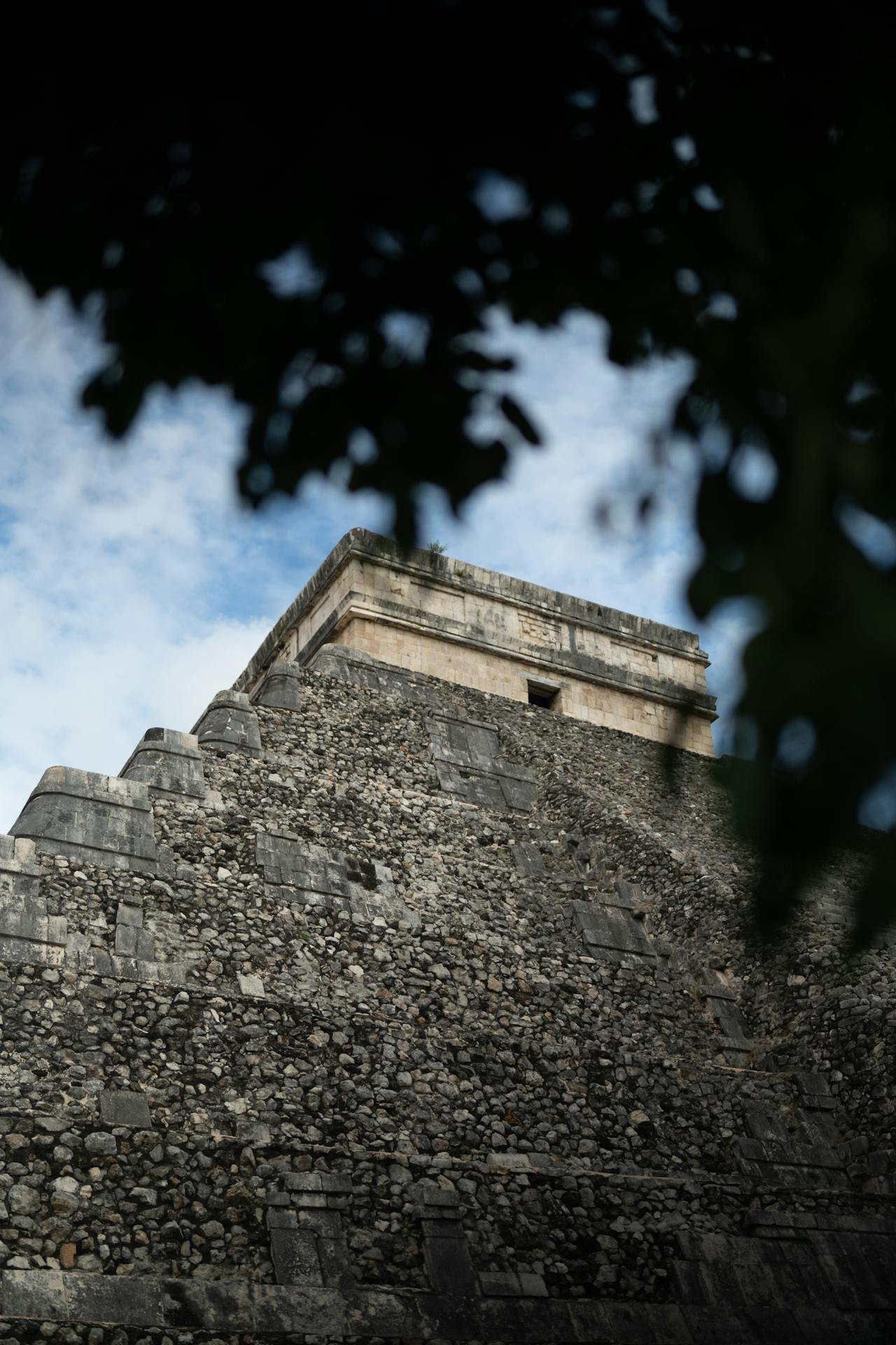 Pirámide de Chichén Itzá rodeada de selva yucateca